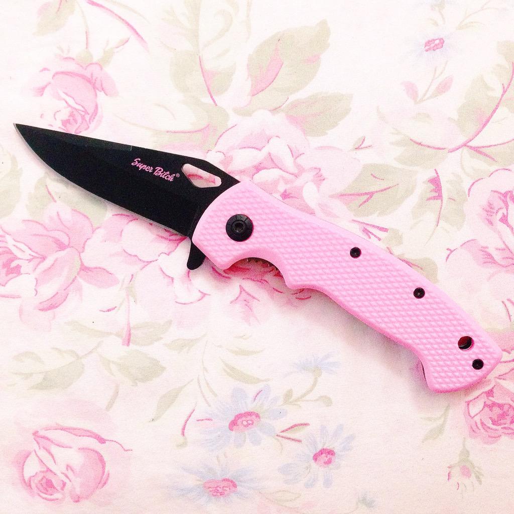 Нож лапка. Хеллоу Китти с ножом. Нож Хелло Китти складной. Розовый раскладной нож. Ножик раскладной розовый.