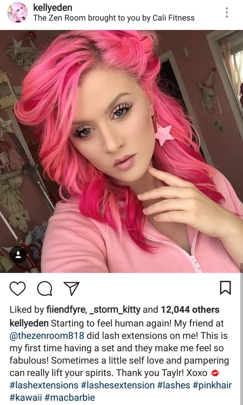 Машин Джин Келли розовые волосы. Блоггер с розовыми волосами